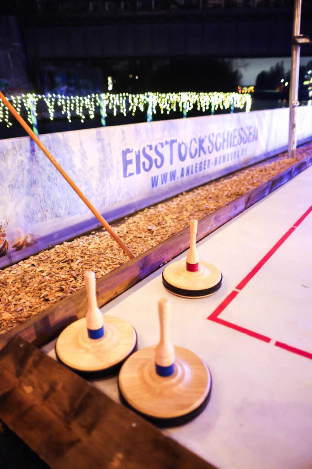 Eisstöcke vor der Bande der Eisstockbahn am Anleger
